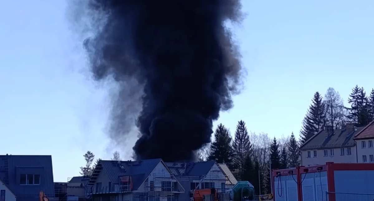 Aktualności, Pożar budowie apartamentowca - zdjęcie, fotografia